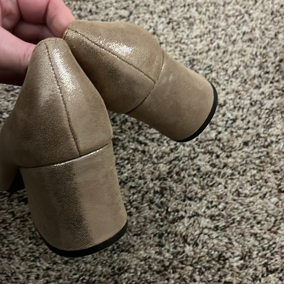 BETTYE MULLER Concept NEW gold shimmer pumps heels - Picture 3 of 7